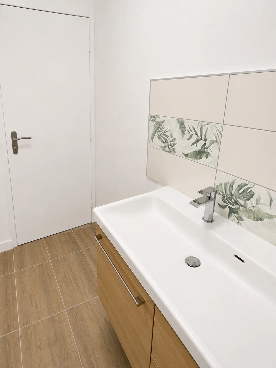 Salle de bain rénovée avec vasque et robinetterie